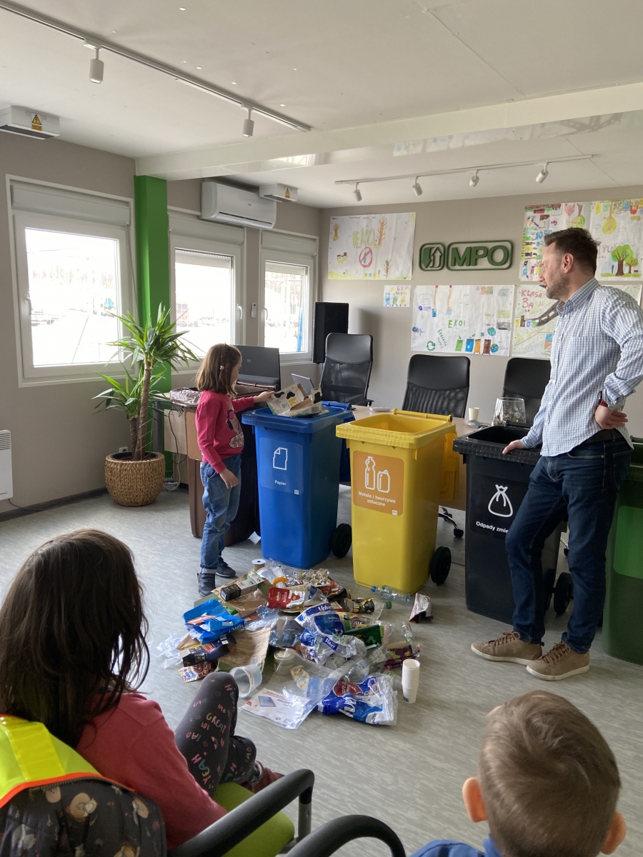 Edukacja w zakresie, segregowania odpadów we własnym domu, przedszkolu.